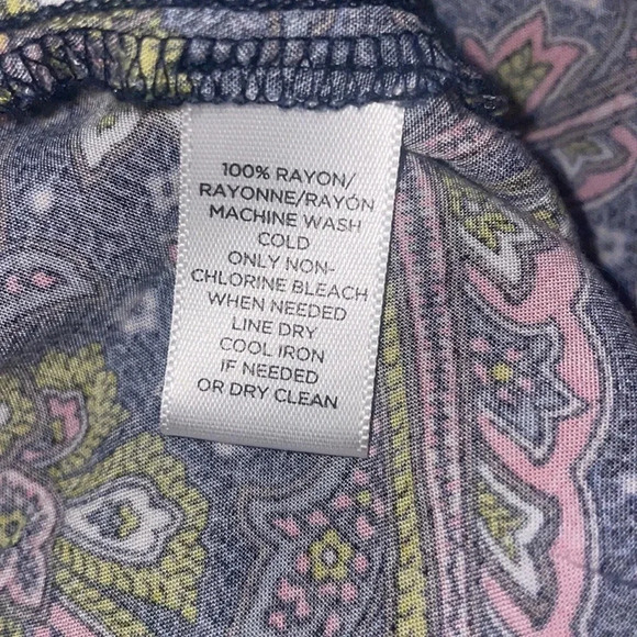 LOFT Women’s Border Paisley Henley Top Size Medium - Picture 8 of 9